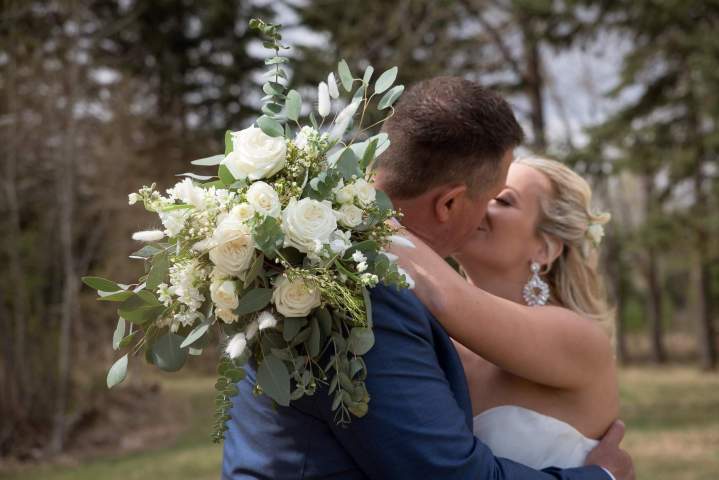 Bouquets et décors de mariage élégants et romantiques.