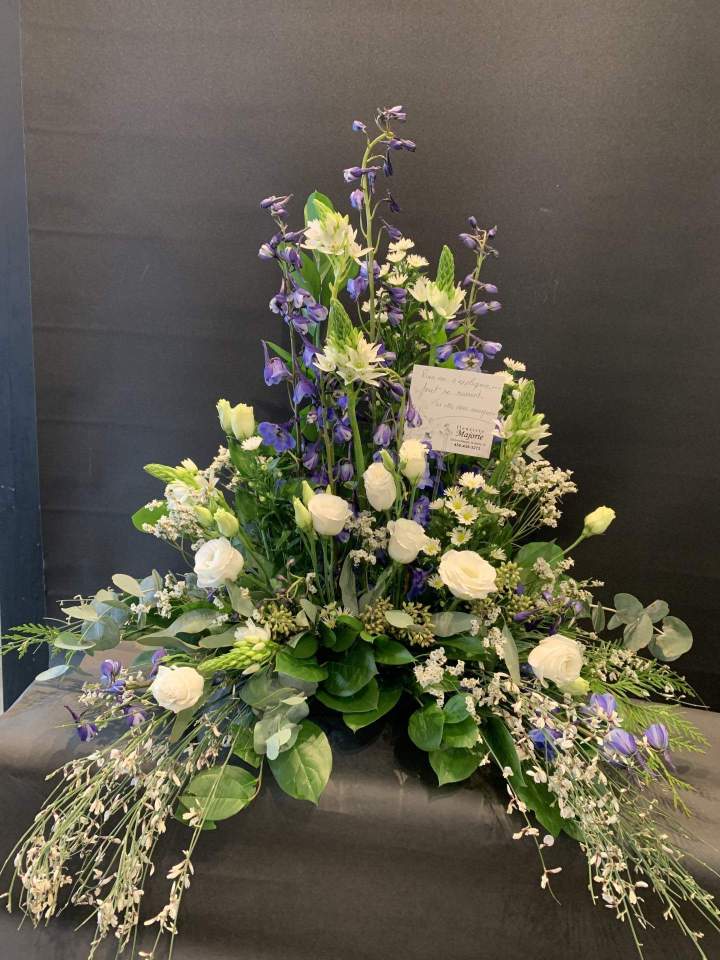 Compositions délicates pour funérailles, témoignages de respect.